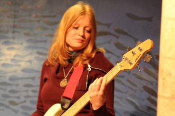 Musiziernachmittag Bass-Woman